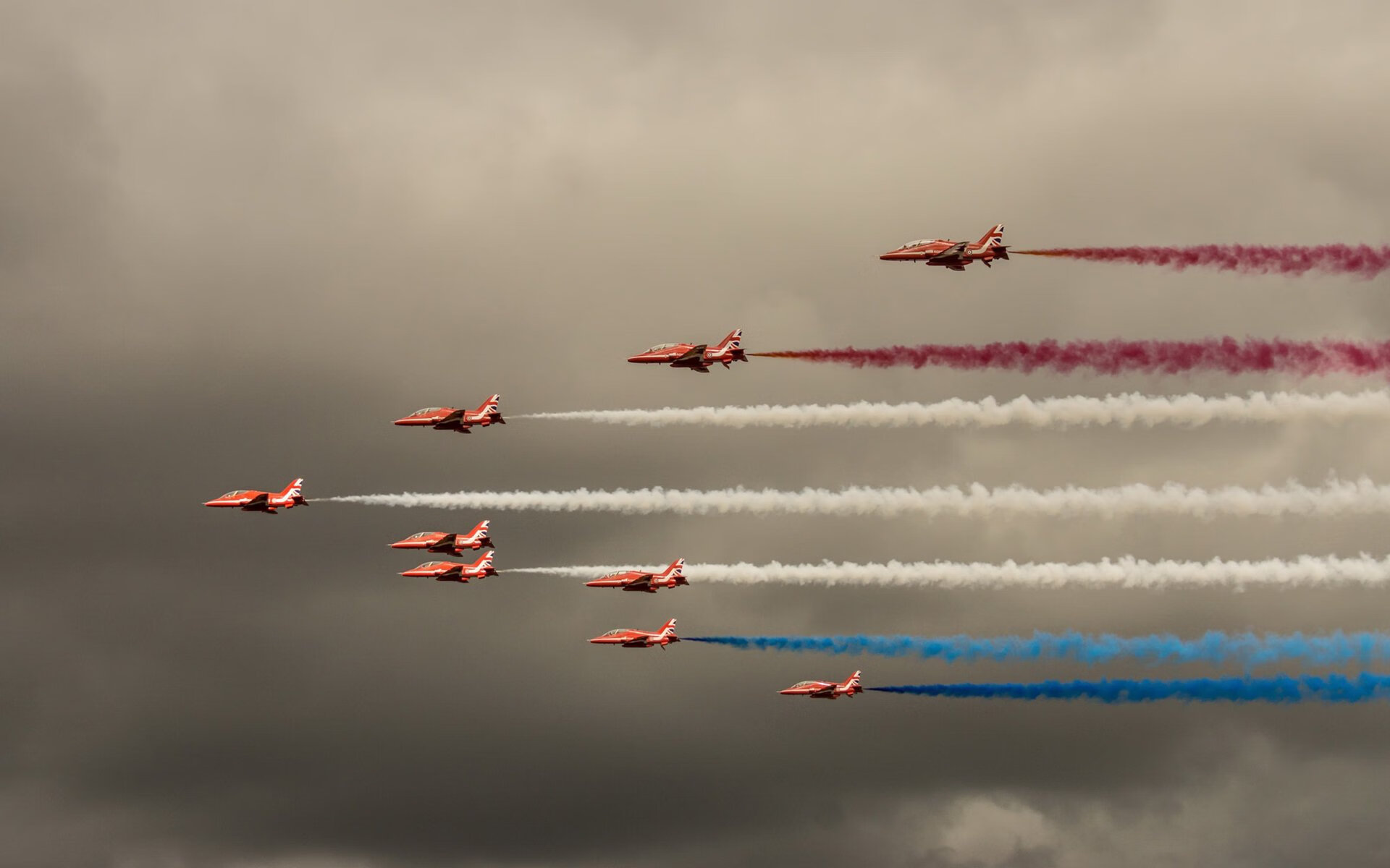 东方之巅的对决，广东队用铁血防守与团队智慧击溃上海，点亮王朝曙光